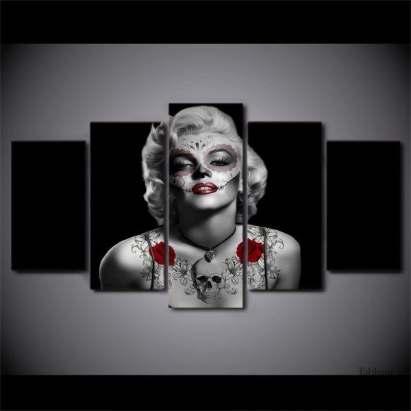 Œuvre d'art représentant Marilyn Monroe avec des tatouages