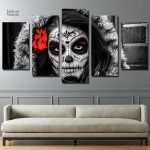 Détail du tableau avec un masque et des roses stylisées