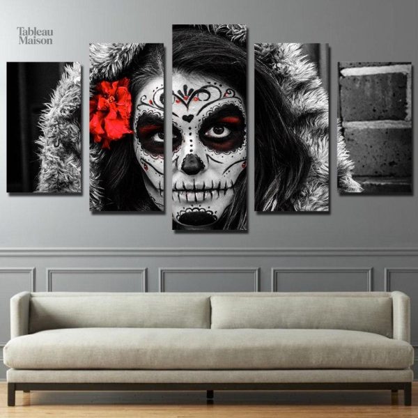 Détail du tableau avec un masque et des roses stylisées