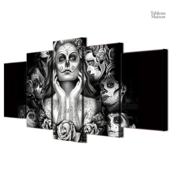 Art abstrait sur masques évoquant l'ombre et la peur