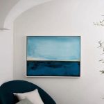 Tableau minimaliste représentant la mer en style épuré