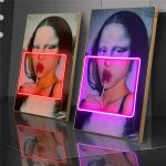 Mona Lisa moderne avec éclairage néon vibrant