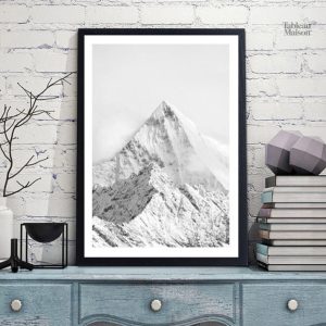 Tableau noir et blanc de montagnes en harmonie visuelle