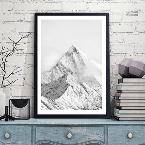 Tableau noir et blanc de montagnes en harmonie visuelle