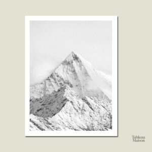 Décor mural minimaliste avec un paysage de montagne