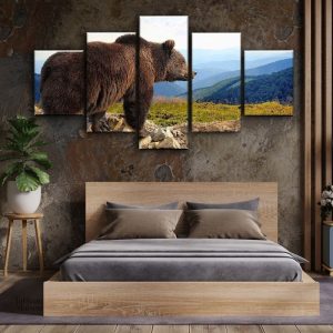 Tableau montagne avec ours en décor naturel