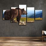 Ours majestueux dans un paysage montagnard