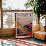 Art japonais : paysage montagneux et rivière en couleurs vives