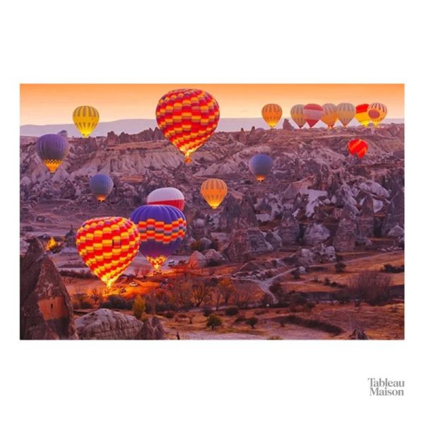 Tableau artistique de montgolfières au-dessus de la vallée