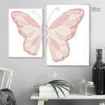 Illustration d'un papillon rose sur fond artistique