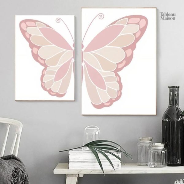 Illustration d'un papillon rose sur fond artistique