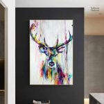 Œuvre murale représentant un cerf majestueux