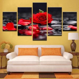 Tableau floral avec des pétales de rose en couleur vive