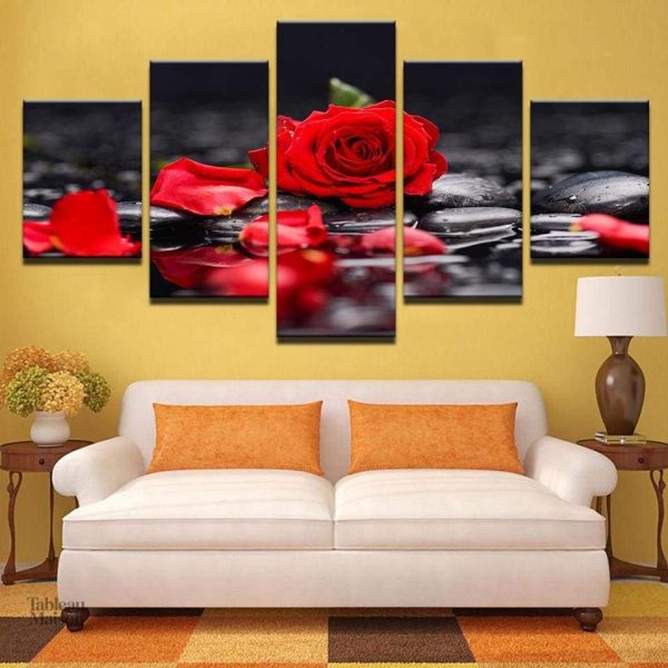 Tableau floral avec des pétales de rose en couleur vive