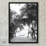 Photographie en noir et blanc d'un hamac sur la plage