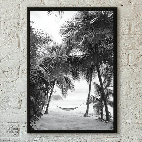 Photographie en noir et blanc d'un hamac sur la plage