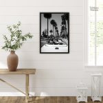 Photographie en noir et blanc de palmiers californiens