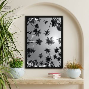 Tableau noir et blanc de palmiers en contre-plongée