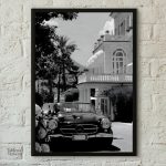 Photographie en noir et blanc d'une villa avec voiture ancienne