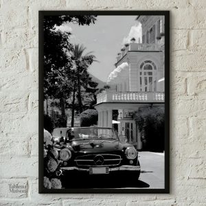 Photographie en noir et blanc d'une villa avec voiture ancienne