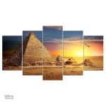 Vue artistique des pyramides illuminées par le crépuscule