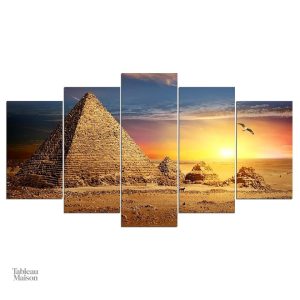 Vue artistique des pyramides illuminées par le crépuscule