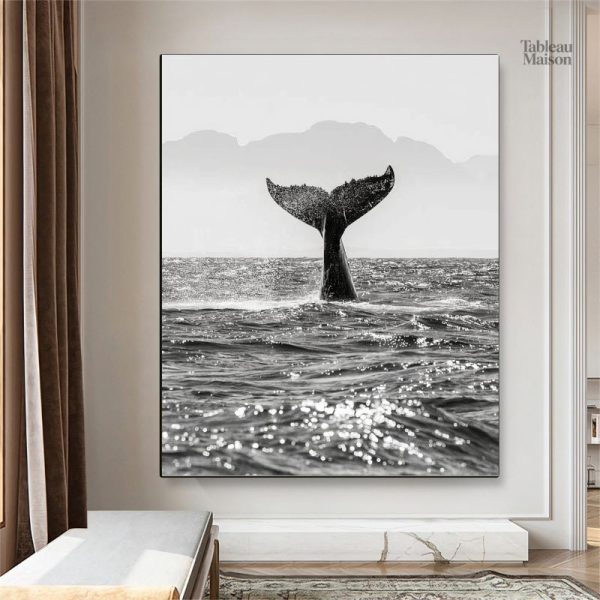 Art mural inspiré par la mer avec une queue de baleine