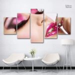 Tableau rose décoratif représentant la beauté féminine
