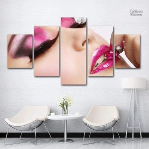 Tableau rose décoratif représentant la beauté féminine
