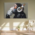 Singe stylisé avec un casque dans un tableau artistique
