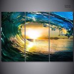 Détails du tableau avec un soleil stylisé dans une vague