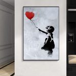 Art mural de style urbain mettant en avant un ballon rouge