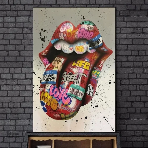 Oeuvre d'art urbain avec une bouche colorée et expressive
