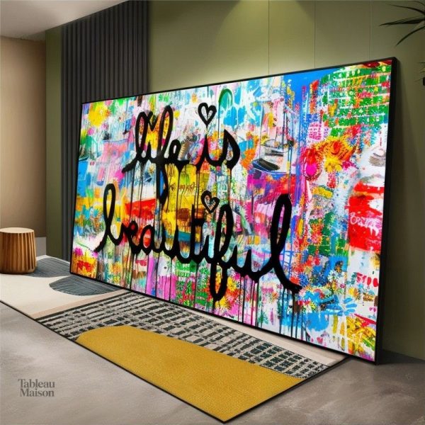 Œuvre street art inspirante avec le message "Life is Beautiful
