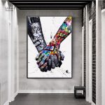 Art mural moderne inspiré du street art avec une main