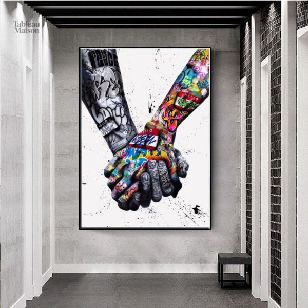 Art mural moderne inspiré du street art avec une main