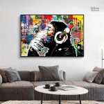 Œuvre urbaine mettant en scène un singe créatif