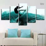 Illustration de surfeur sur toile, style moderne et dynamique