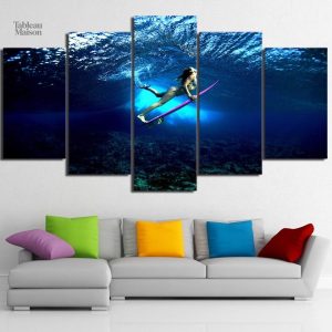 Tableau Surfeuse pro en action sur une vague dynamique
