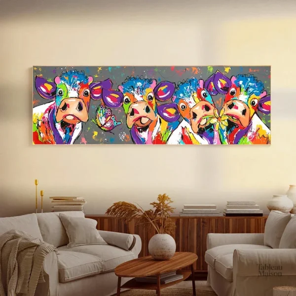 Œuvre moderne avec une vache aux couleurs vives