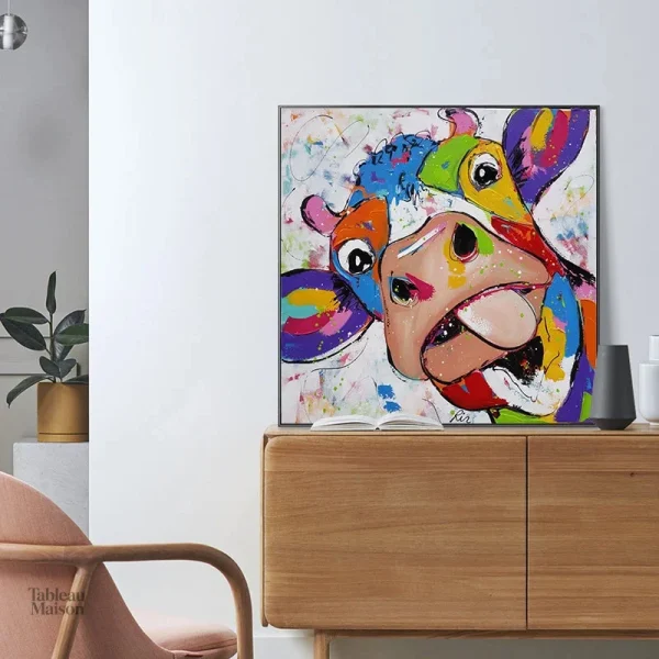 Décor mural pop art avec une vache aux couleurs éclatantes