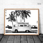 Art mural en noir et blanc représentant une voiture
