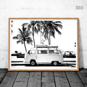 Art mural en noir et blanc représentant une voiture