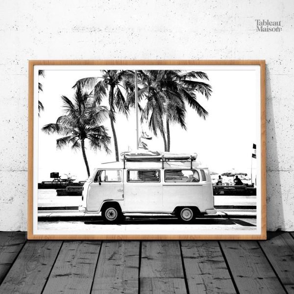Art mural en noir et blanc représentant une voiture