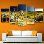 Art mural représentant un vélo dans un paysage de lande