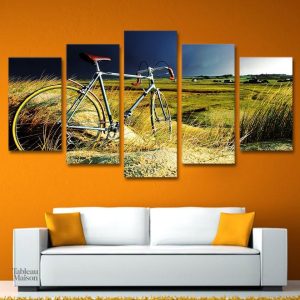 Art mural représentant un vélo dans un paysage de lande