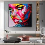 Tableau coloré représentant un visage de femme