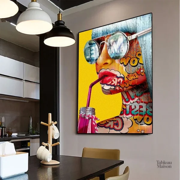 Tableau artistique représentant un visage féminin