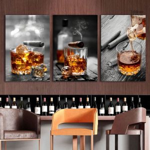 Œuvre murale inspirée par la culture du whisky et du cigare