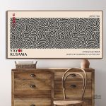 Tableau Yayoi Kusama avec motifs distinctifs et couleurs vives